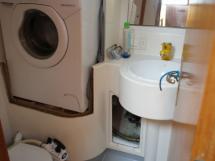 Aft port bathroom (washing-machine)