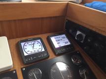 AYC Yachtbrokers - Trawler Meta King Atlantique - Raymarine electronics