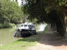 On the tree-lined Canal ( Canal du Midi )