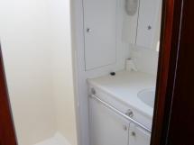 AYC Yachtbroker - JFA 45 Deck Saloon - Forward bathroom with separate shower