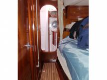 Starboard front cabin (bunkbeds) / Front bathroom
