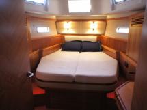 Owner's front cabin / central berth