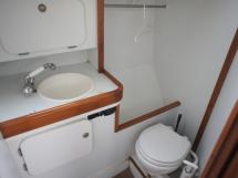 Aft starboard bathroom