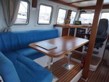 AYC - Trawler fifty 38 / Saloon table