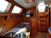 Atlantis 370 - Galley and companionway steps