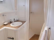 Nordia 65 - Private bathroom in the forward port cabin