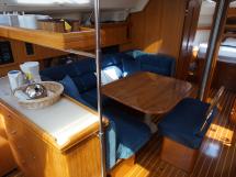 Hunter 466 - Saloon benchseats and table