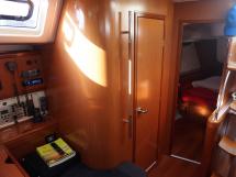 Oceanis 50 - Aft starboard cabin and bathroom entrance