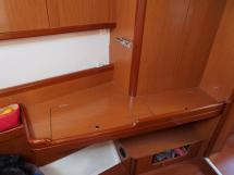 Oceanis 50 - Forward cabin desk