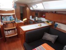 Oceanis 50 - Companionway & galley