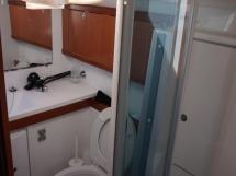 Oceanis 50 - Forward cabin bathroom