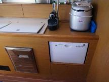 Sun Odyssey 49 i - Galley countertop and dish-washer