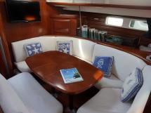 Oceanis 473 - Mess table and benchseats