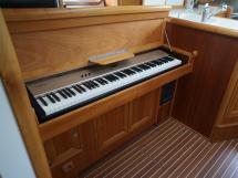 Universal Yachting 49.9 - Electric piano