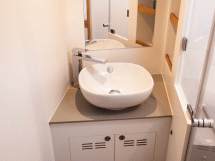 Iroise 48 - Forward bathroom
