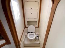 AYC Yachtbroker - Williwaws 43 - Day toilet (forward)