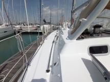 AYC Yachtbroker - Alliage 41 - Port side catwalk