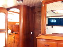 Horizon 70 - Aft master's stateroom - Alleyway and bathromm accesses