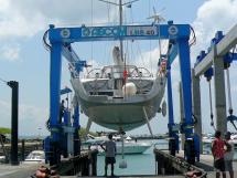 Azzuro 53 - Under the crane, keel down