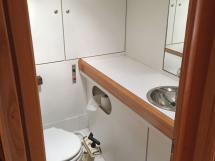 Cigale 16 - Port side bathroom