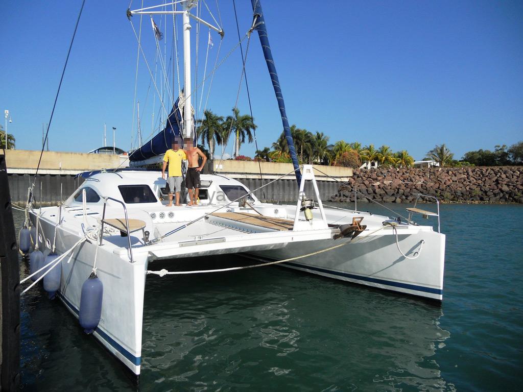 Punch 1500 LC - At the gasoil pontoon in Darwin