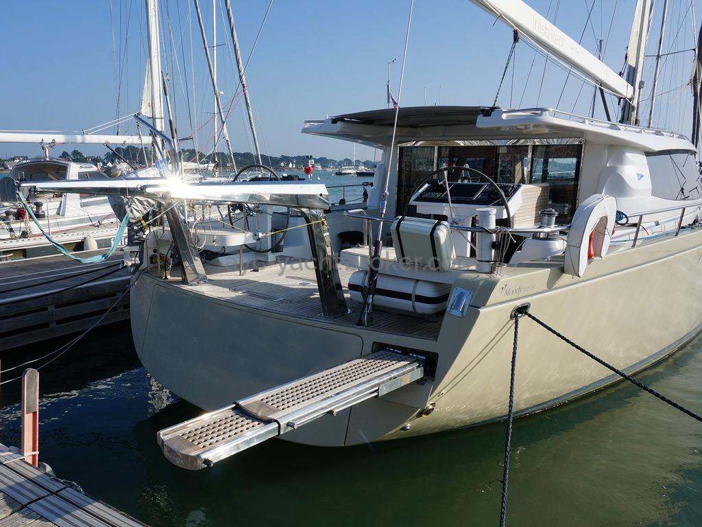 Moody 62 DS - Gangway, davits and transom