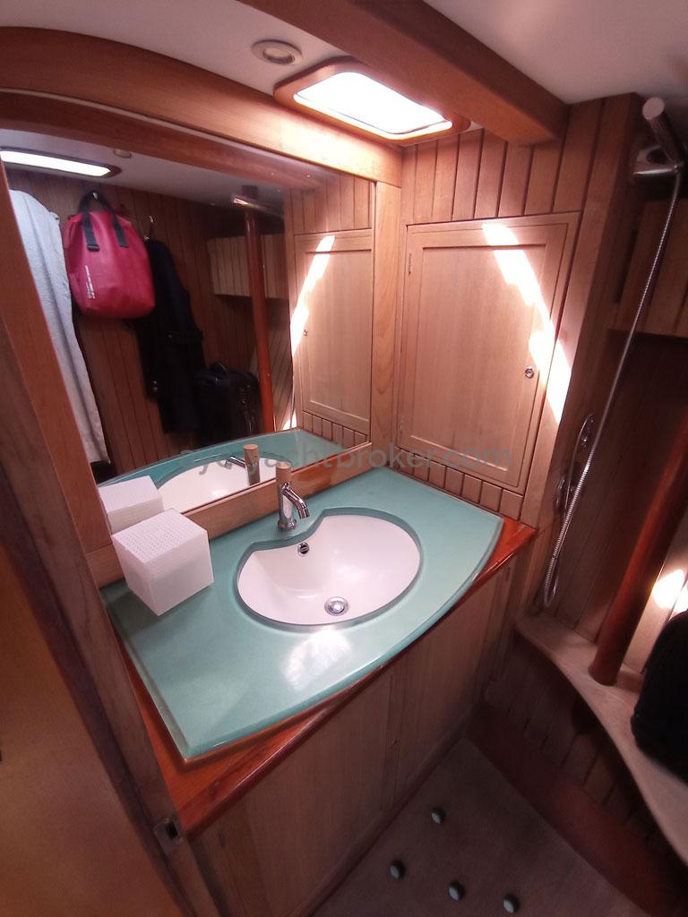 Plan Briand 64' - Forward cabin bathroom