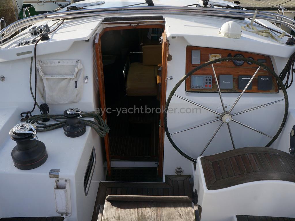 AYC Yachtbroker - JFA 45 Deck Saloon - Steering station