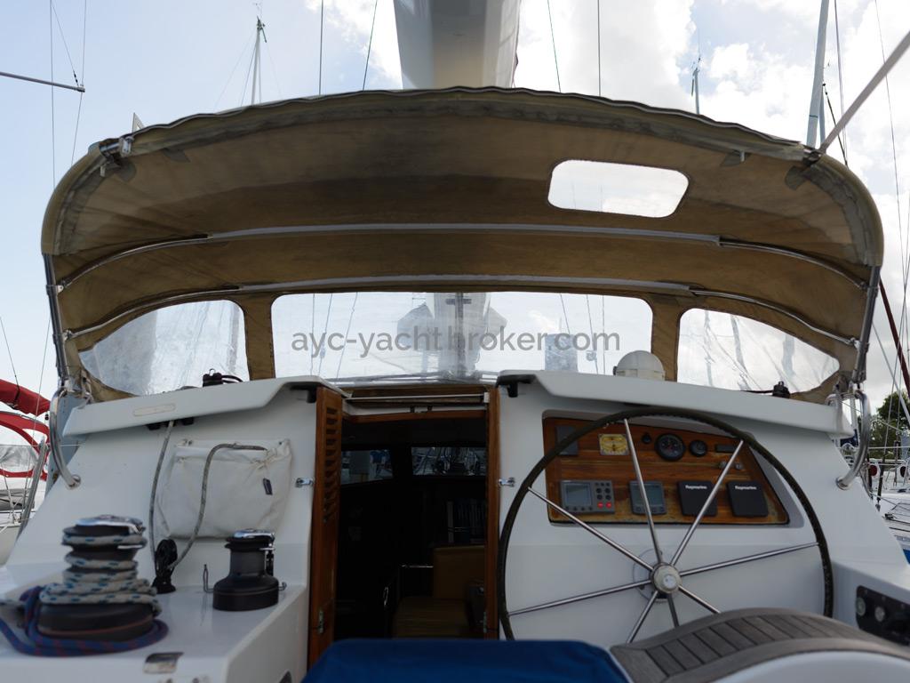 AYC Yachtbroker - JFA 45 Deck Saloon - Steering station