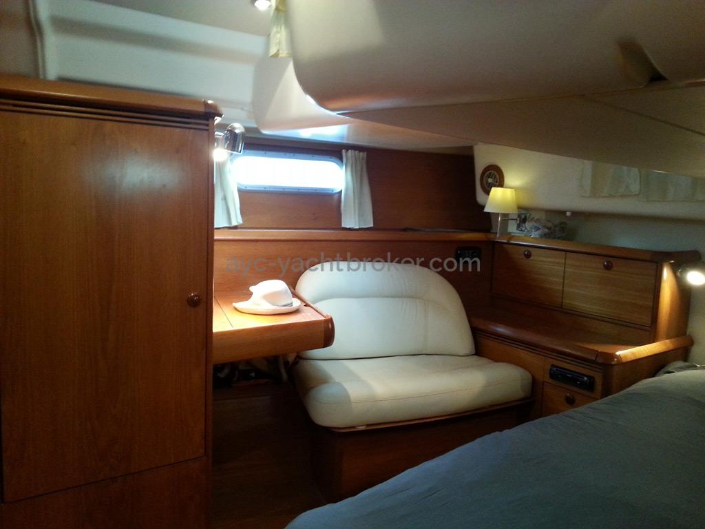 Sun Odyssey 54 DS - Starboard armchair in the aft cabin