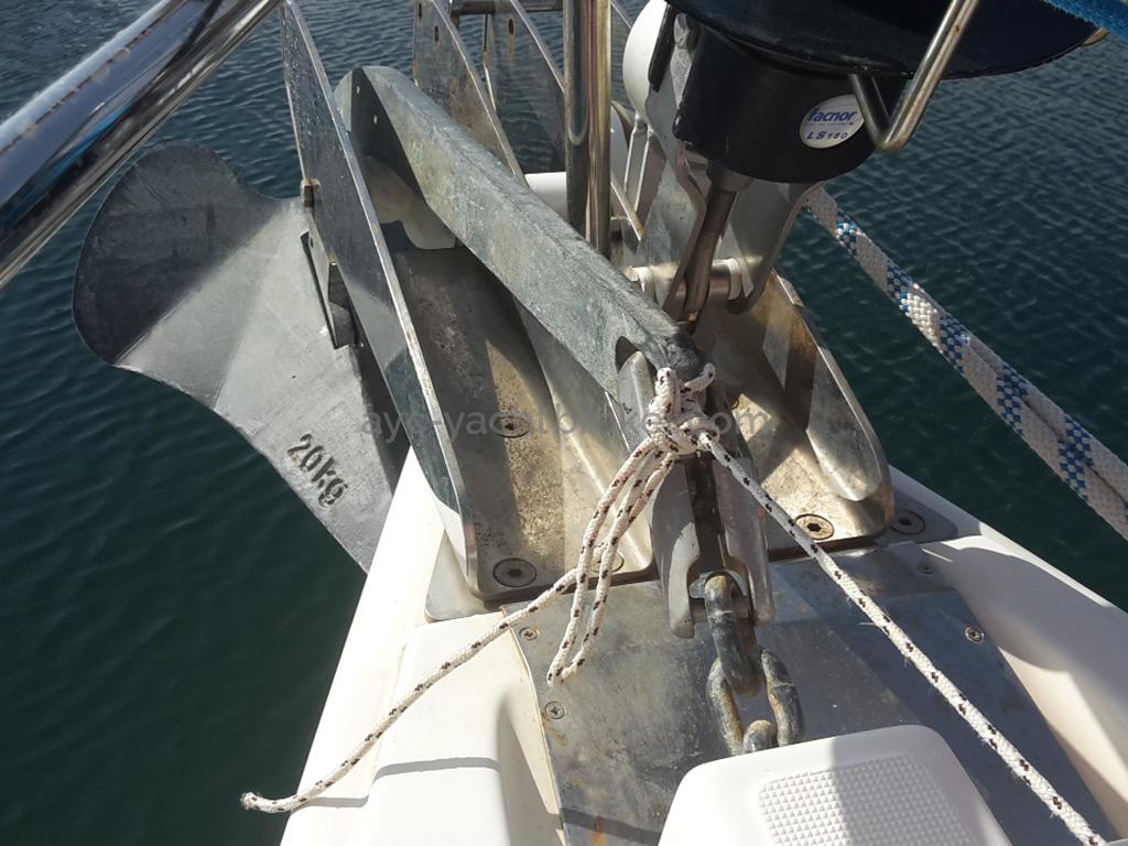AYC Yachtbroker - Dufour 405 Grand Large - Anchor and anchor roller
