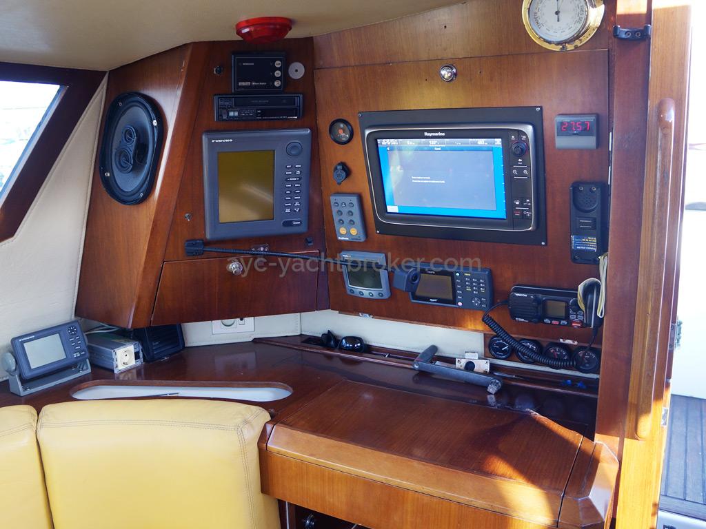 AYC Yachtbroker - JFA 45 Deck Saloon - Chart table and electronics