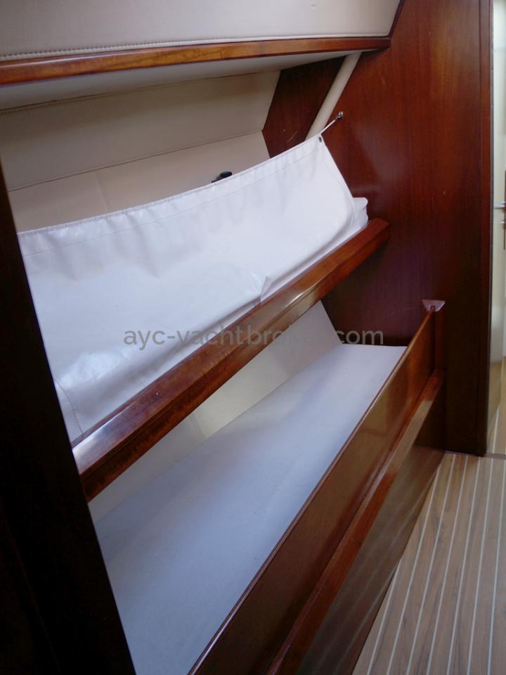 AYC Yachtbroker - JFA 45 Deck Saloon - Alleyway bunk beds