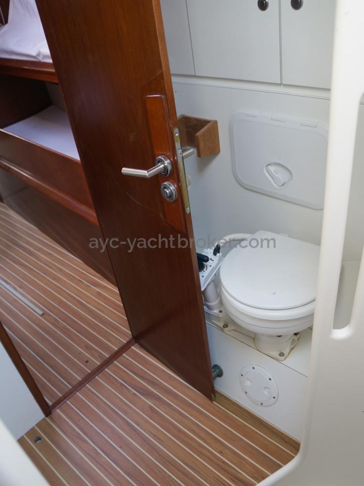 AYC Yachtbroker - JFA 45 Deck Saloon - Forward bathroom's toilet