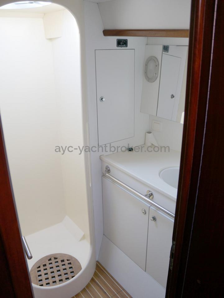 AYC Yachtbroker - JFA 45 Deck Saloon - Forward bathroom with separate shower