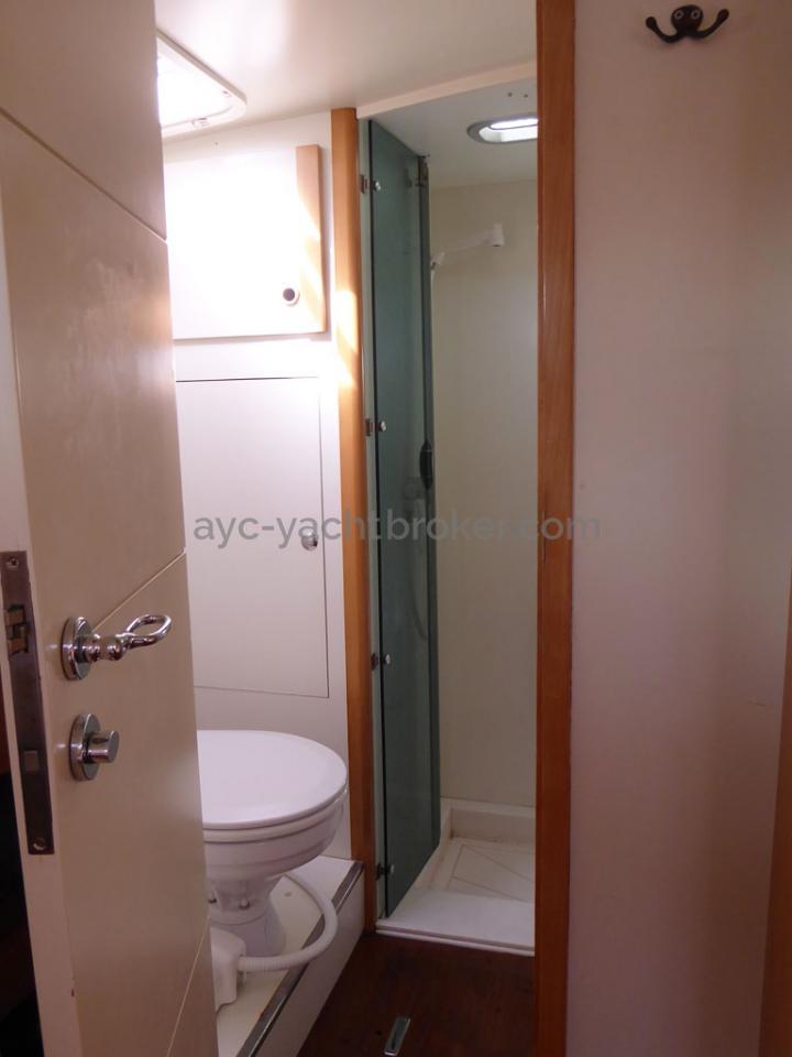 AYC - Azzuro 53 / Forward bathroom