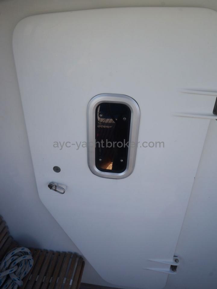 AYC - Akela 50 / Cockpit door