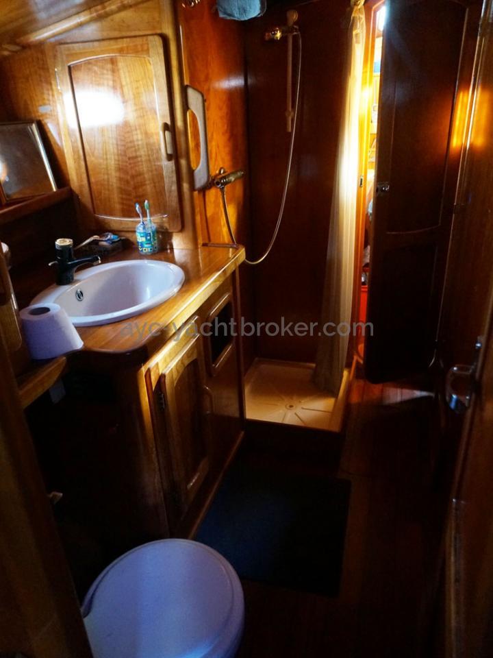 AYC - Chatam 60 / Owner's aft bathroom
