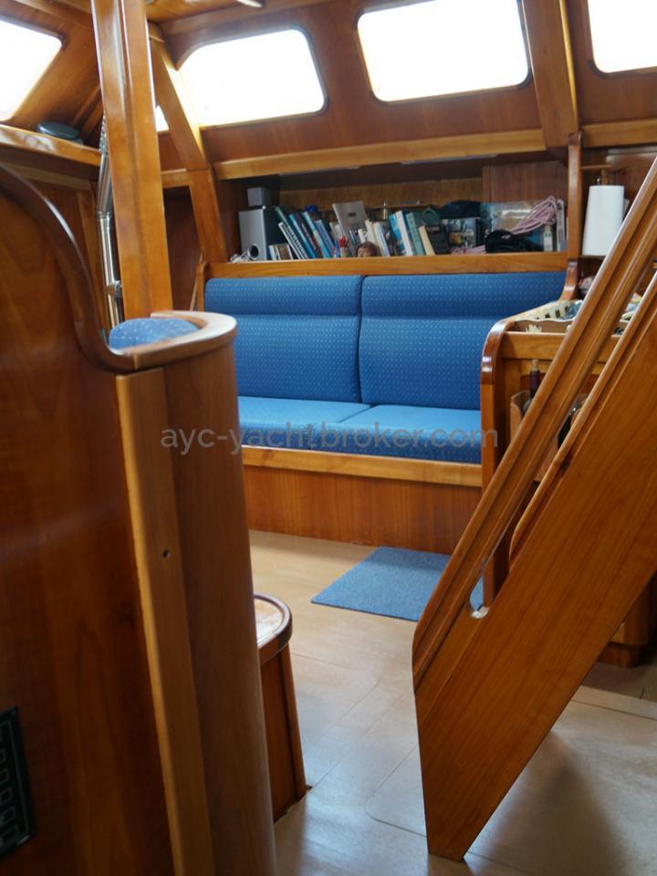AYC - Chatam 60 / Companionway and salonn - chart table view