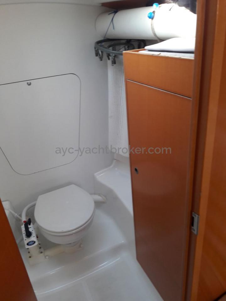 AYC - First 34.7 / Forward bathroom