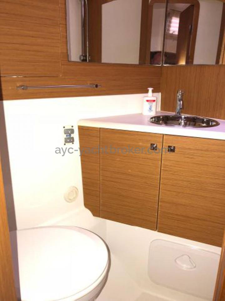 AYC - Jeanneau 57 / Front owner's bathroom