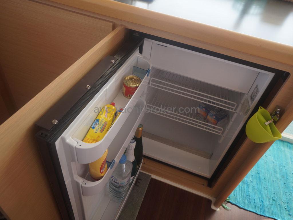 AYC - Lagoon 400 / Inside refrigerator