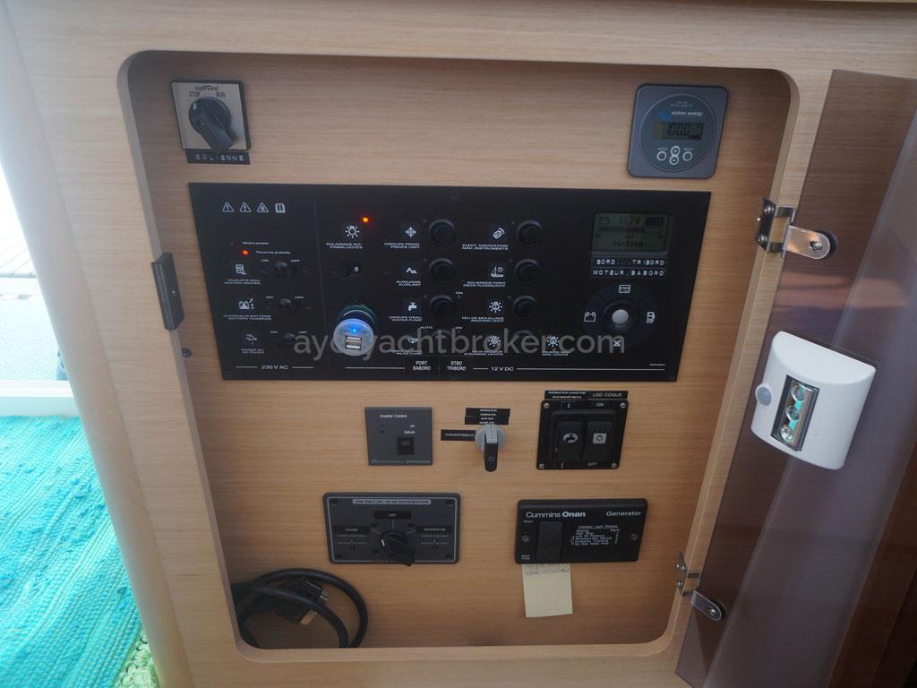 AYC - Lagoon 400 / Electrical panel