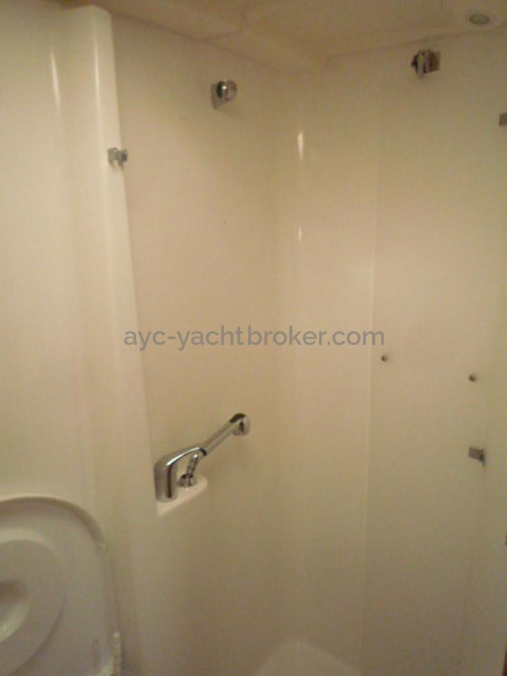 AYC - Oceanis 423 / Forward bathroom