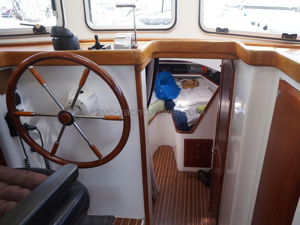 AYC - Trawler fifty 38 / Helm station and companionway