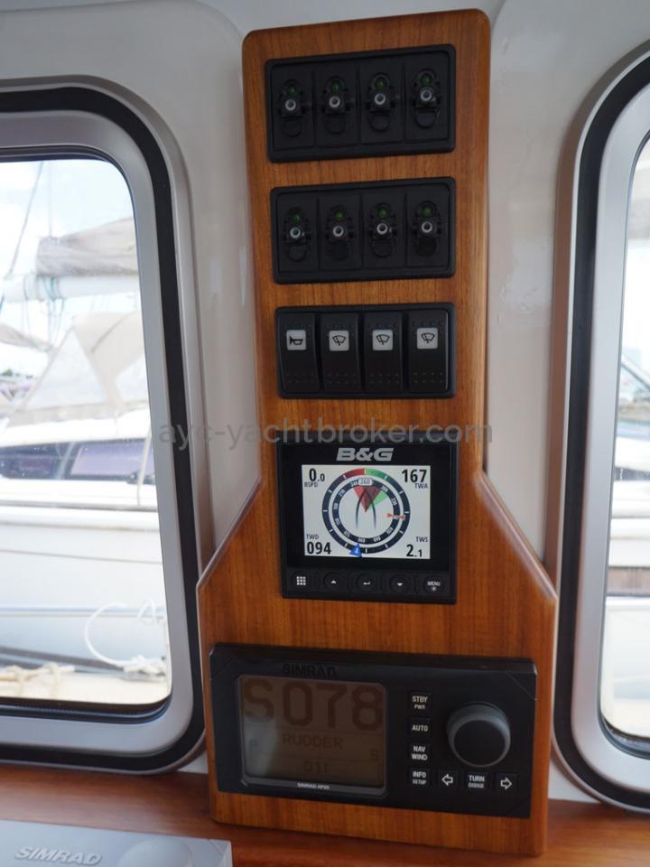 AYC - Trawler fifty 38 / Helm station electronic
