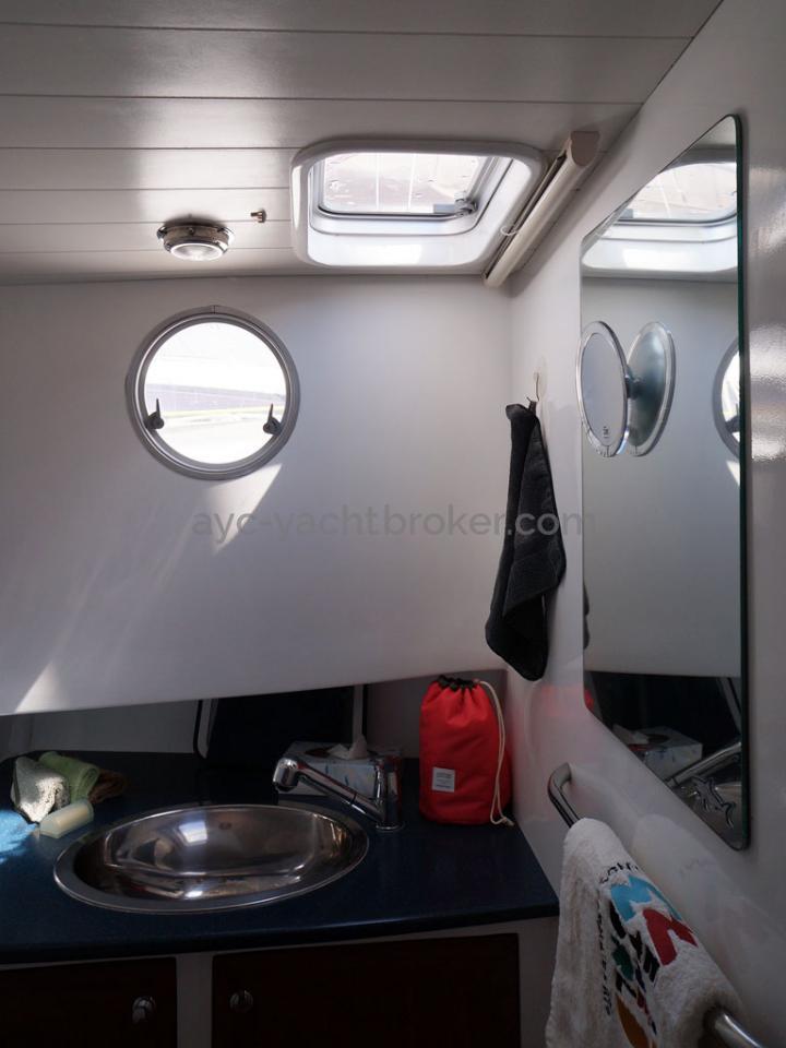 AYC - Trawler fifty 38 / Front port bathroom