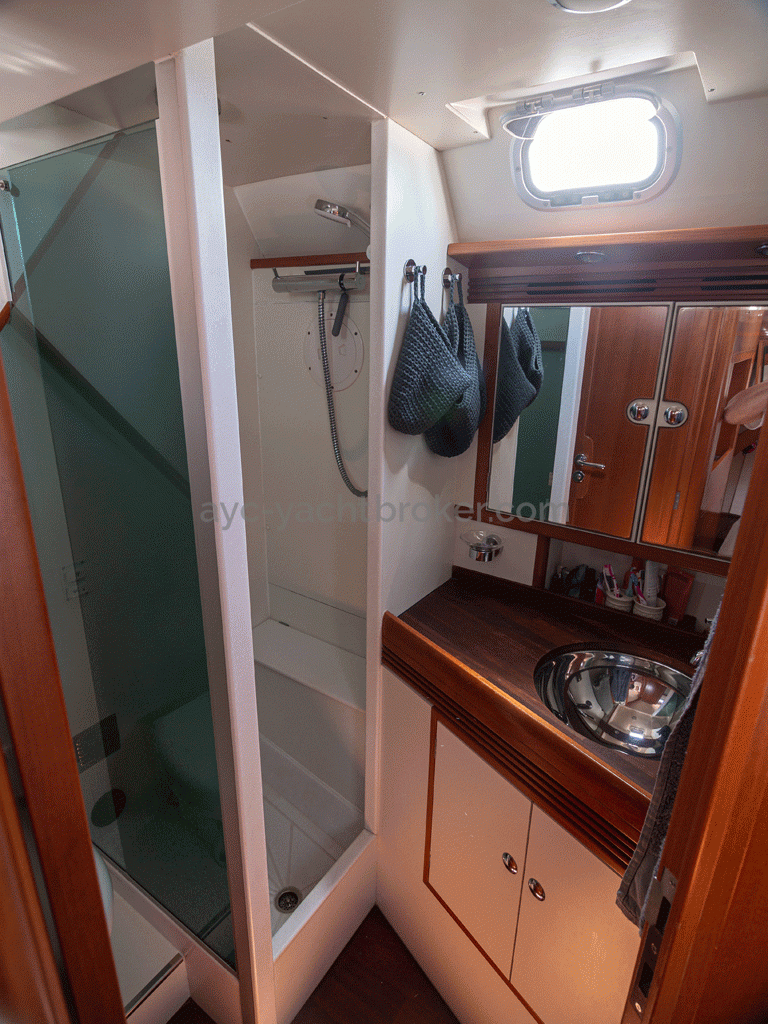 Alliage 48 CC - Bathroom in the aft owner's cabin