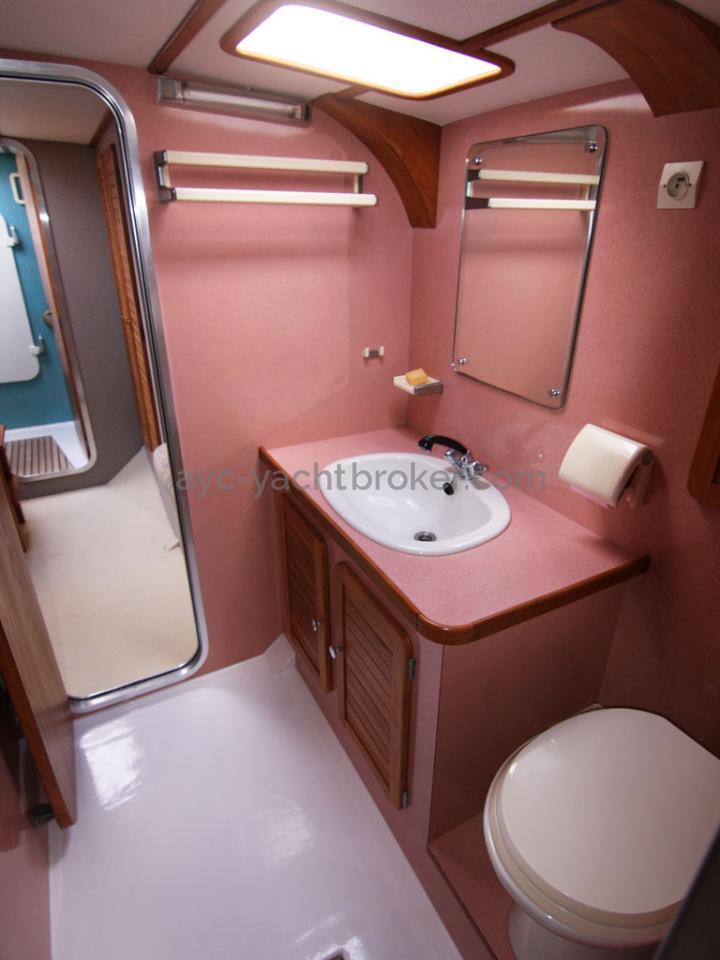 AYC - Jeroboam / Central starboard cabin bathroom