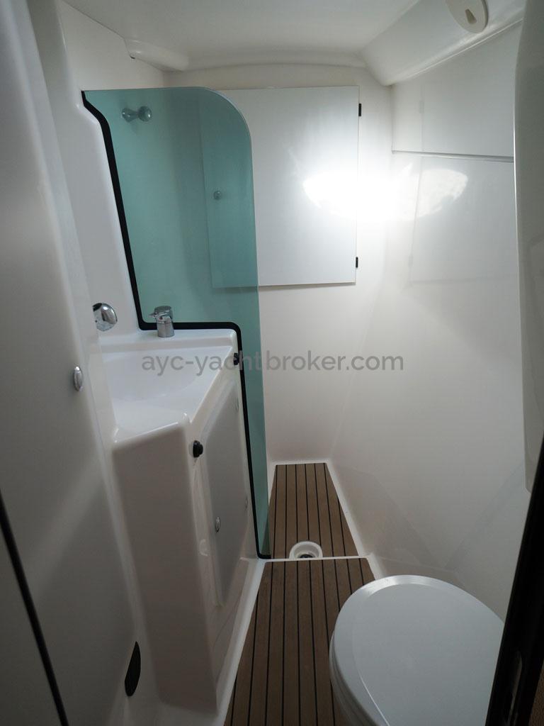 AYC - Lavezzi 40 / Forward starboard owner's bathroom